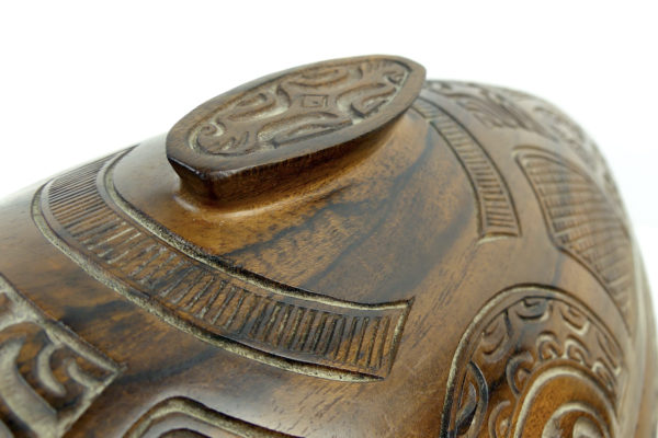 Grand Umete marquisien plat et couvercle sculpté en bois de rose (détail)