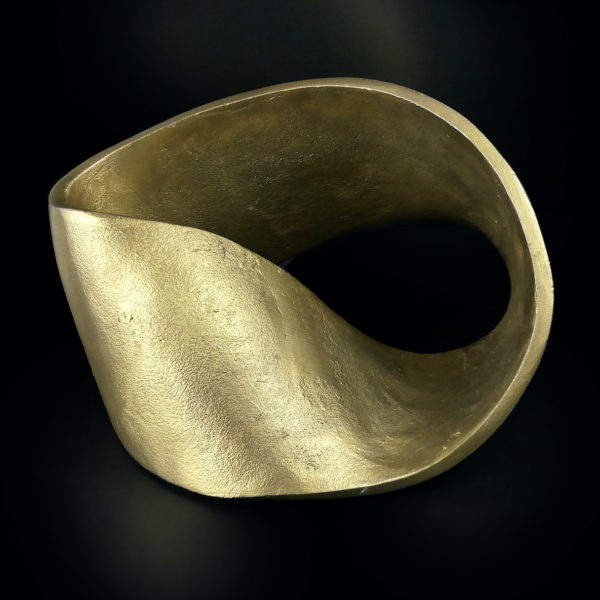 Sculpture ruban de Moebius en acier doré (dessus)