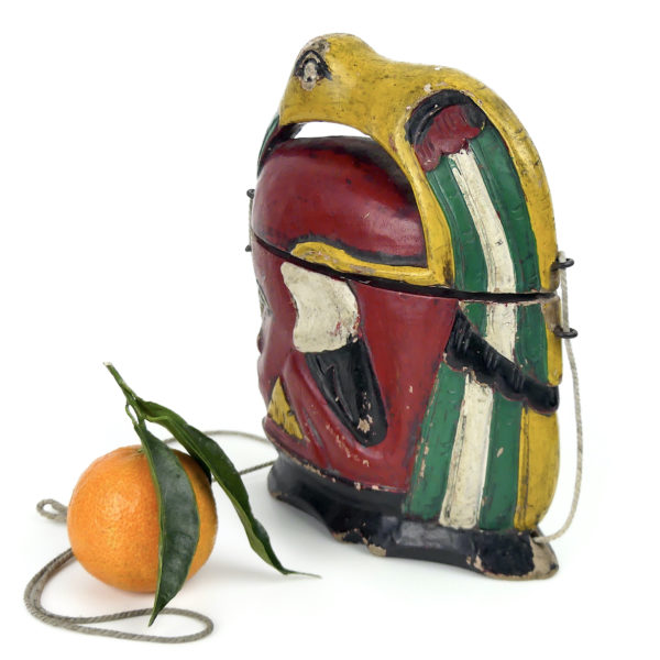 Boîte à médecine Sasak de chaman polychrome avec couvercle Lombok (proportion)