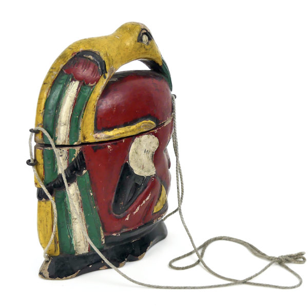 Boîte à médecine Sasak de chaman polychrome avec couvercle Lombok (3/4 dos)