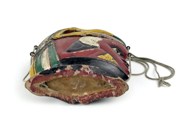 Boîte à médecine Sasak de chaman polychrome avec couvercle Lombok (dessous)