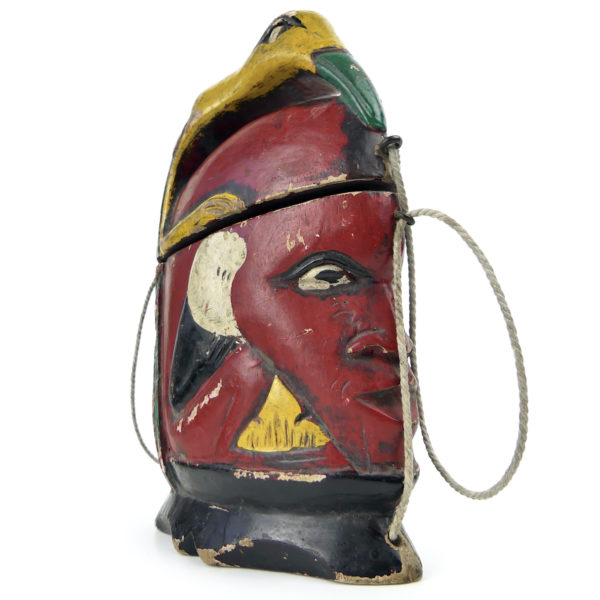 Boîte à médecine Sasak de chaman polychrome avec couvercle Lombok (3/4)