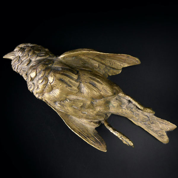 Petit oiseau mort en bronze patiné Bronze animalier Objet de curiosité (dessus)