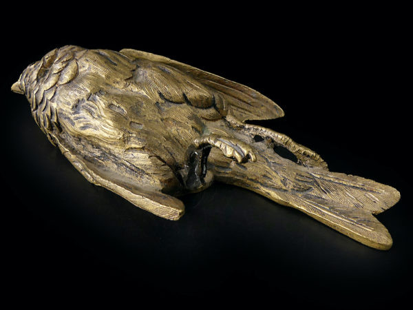 Petit oiseau mort en bronze patiné Bronze animalier Objet de curiosité (dessus 3/4)