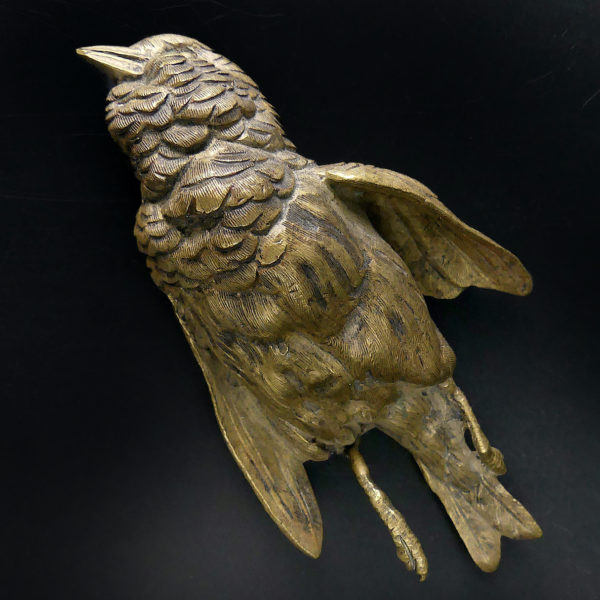 Petit oiseau mort en bronze patiné Bronze animalier Objet de curiosité (dessus)