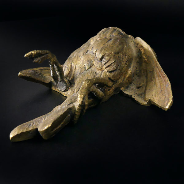 Petit oiseau mort en bronze patiné Bronze animalier Objet de curiosité (dessous 3/4)