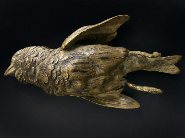 Petit oiseau mort en bronze patiné Bronze animalier Objet de curiosité (profil)