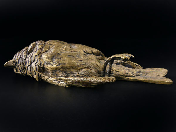 Petit oiseau mort en bronze patiné Bronze animalier Objet de curiosité (profil)