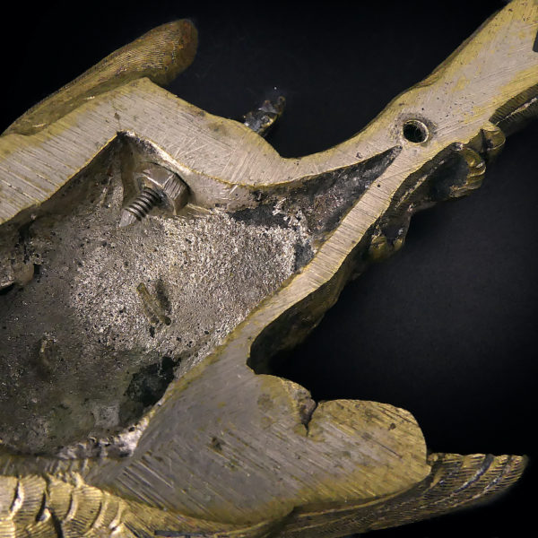 Petit oiseau mort en bronze patiné Bronze animalier Objet de curiosité (détail dos)
