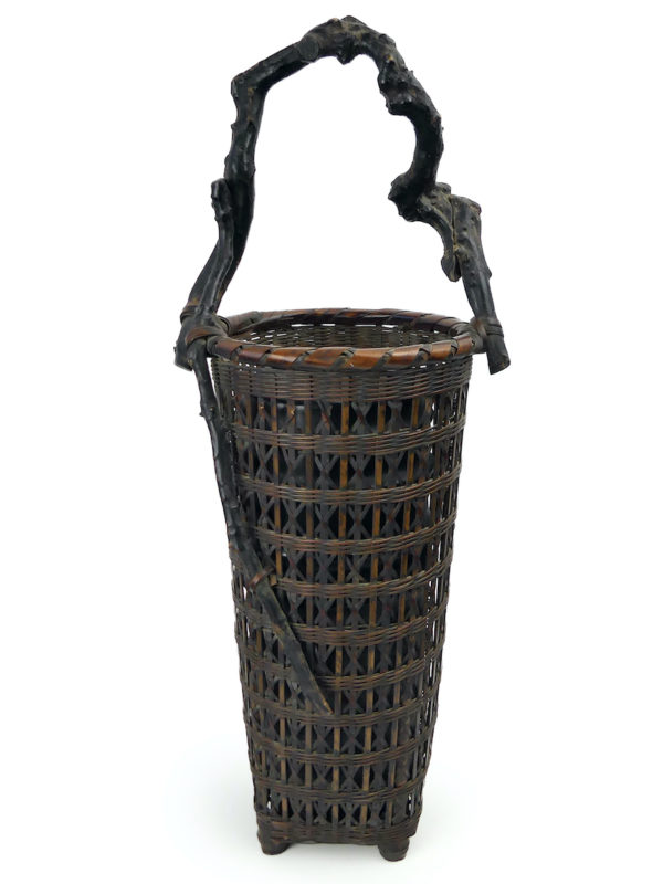 Panier ikebana japonais en vannerie de bambou et bois avec vase de céramique noire (face)