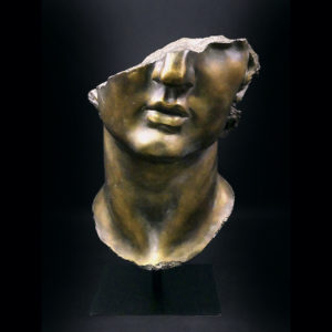 Grand fragment tête d’Apollon moulé à patine bronze sur pied métallique (face)