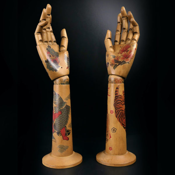Mains tatouées articulées et avant-bras en bois Irezumi