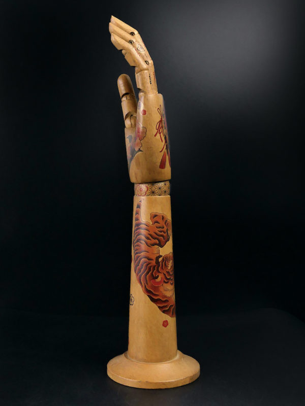 Main gauche tatouée articulée et avant-bras en bois Irezumi (profil)