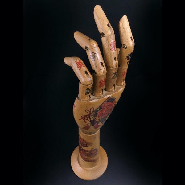 Main gauche tatouée articulée et avant-bras en bois Irezumi (dessus 3/4)