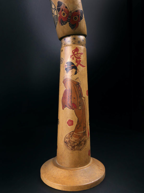 Main gauche tatouée articulée et avant-bras en bois Irezumi (détail)