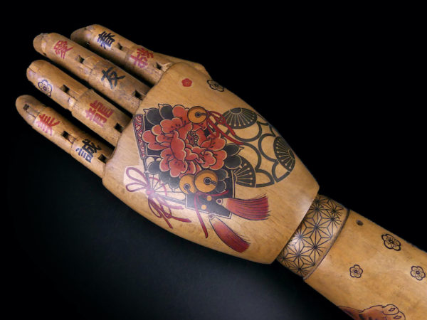 Main gauche tatouée articulée et avant-bras en bois Irezumi (détail)
