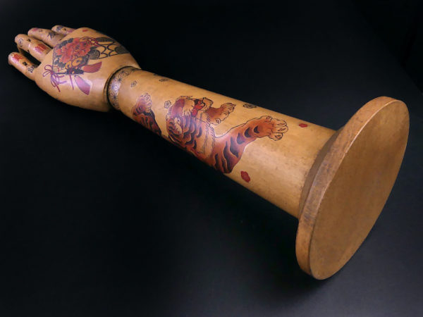 Main gauche tatouée articulée et avant-bras en bois Irezumi (3/4)
