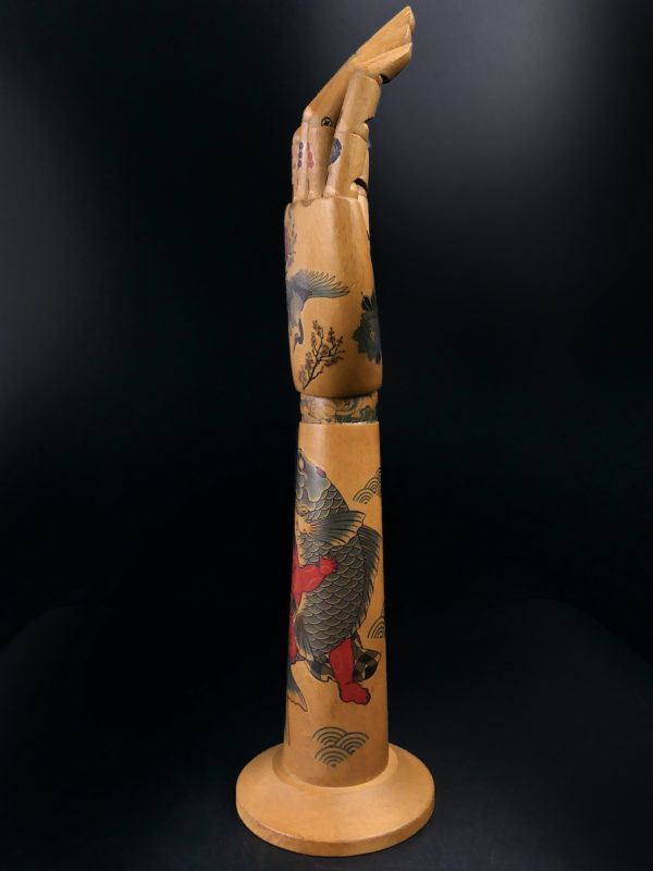 Main droite tatouée articulée et avant-bras en bois Irezumi (profil)