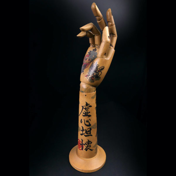 Main droite tatouée articulée et avant-bras en bois Irezumi (dessus 3/4)