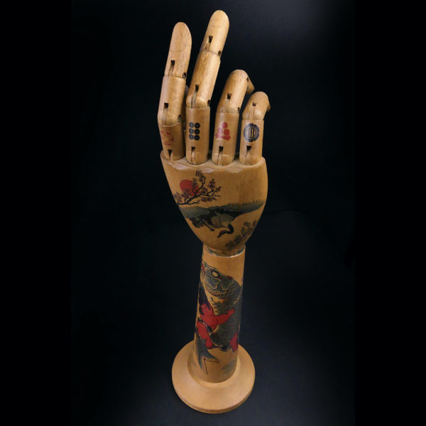 Main droite tatouée articulée et avant-bras en bois Irezumi (dessus 3/4)