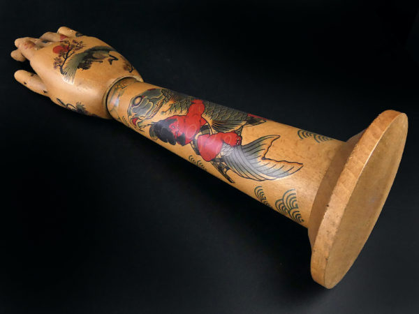 Main droite tatouée articulée et avant-bras en bois Irezumi (3/4)