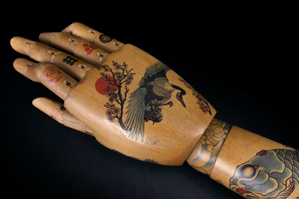 Main droite tatouée articulée et avant-bras en bois Irezumi (détail)