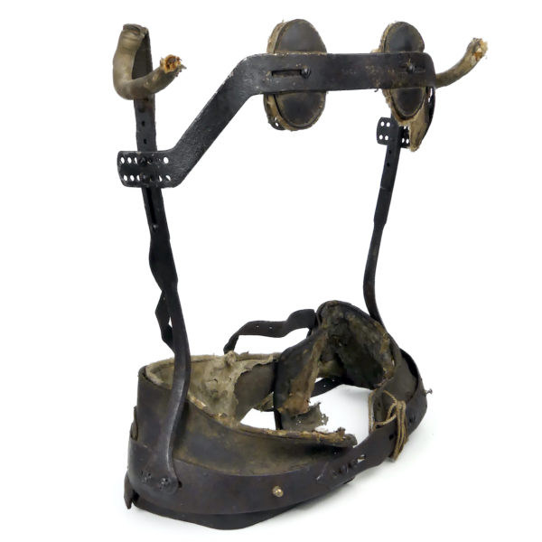 Petit corset orthopédique en cuir épais et armature en fer XVIIIe XIXe (3/4)