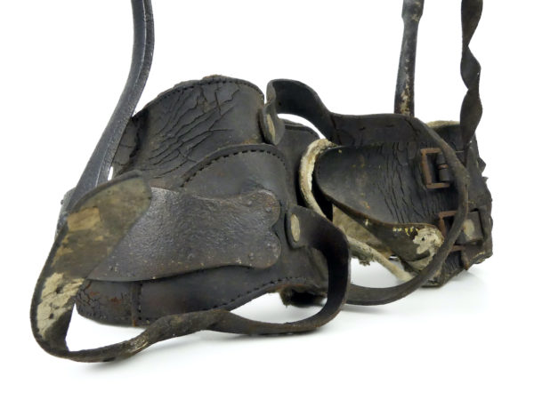 Petit corset orthopédique en cuir épais et armature en fer XVIIIe XIXe (détail)