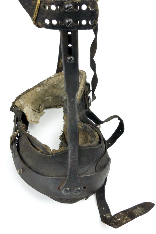 Petit corset orthopédique en cuir épais et armature en fer XVIIIe XIXe (détail)