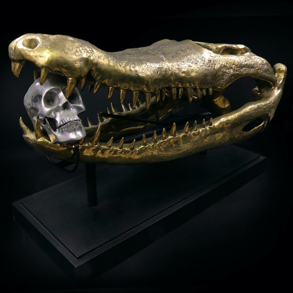 Grand crâne de crocodile en bronze recyclé doré sur socle noir (3/4)