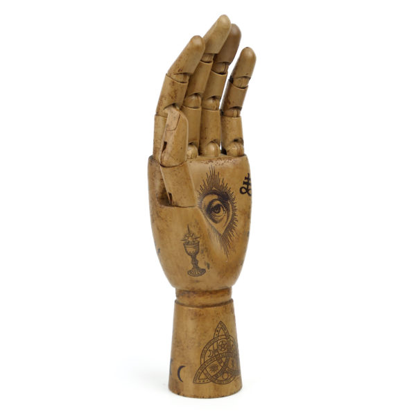 Main gauche tatouée Esotérisme Old School articulée en bois (3/4)