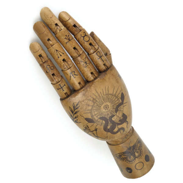 Main gauche tatouée Esotérisme Old School articulée en bois (3/4)