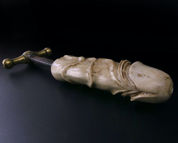 Godemichet veiné en bois de cerf fer et bronze début XIXe Curiosia Erotica (dessous 3/4)