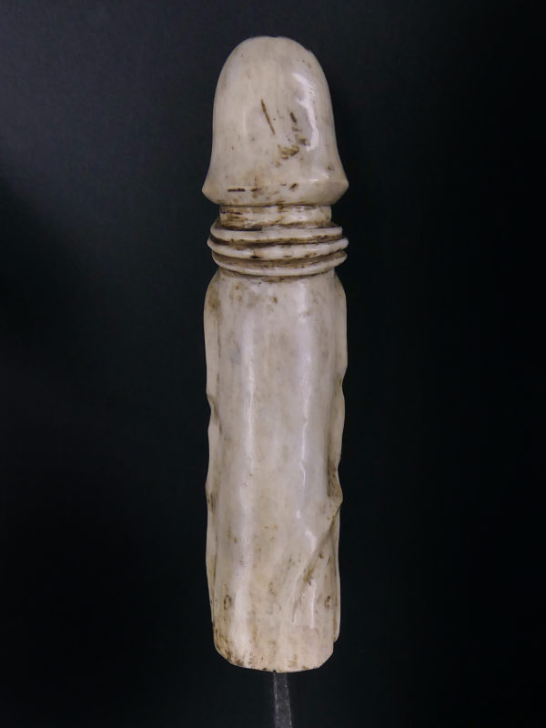 Godemichet veiné en bois de cerf fer et bronze début XIXe Curiosia Erotica (dessus)