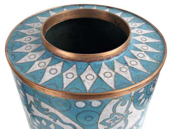 Pot long bleu et blanc en cloisonné Fabienne Jouvin (détail)