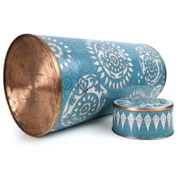 Pot long bleu et blanc en cloisonné Fabienne Jouvin (dessous 3/4)