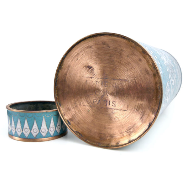 Pot long bleu et blanc en cloisonné Fabienne Jouvin (dessous 3/4)