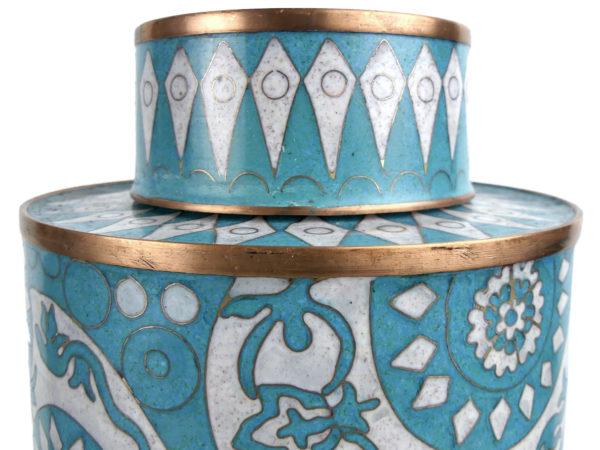 Pot long bleu et blanc en cloisonné Fabienne Jouvin (détail)