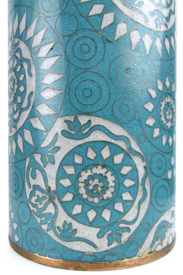 Pot long bleu et blanc en cloisonné Fabienne Jouvin (détail)