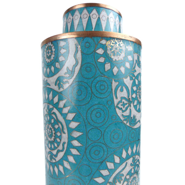 Pot long bleu et blanc en cloisonné Fabienne Jouvin (détail)