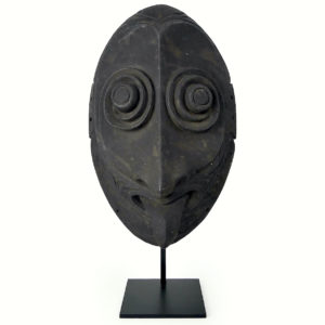 Masque ovale iatmul Moyen-Sépik en bois monochrome sur socle (face)