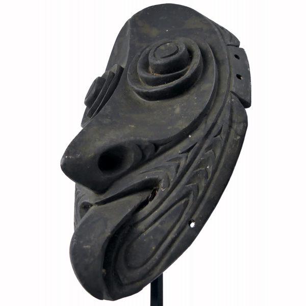 Masque ovale iatmul Moyen-Sépik en bois monochrome sur socle (3/4)