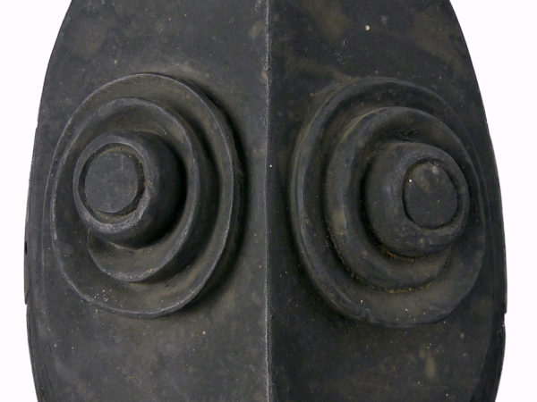 Masque ovale iatmul Moyen-Sépik en bois monochrome sur socle (détail)