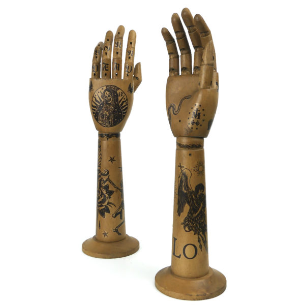 Mains Bad Boy Heaven et avant-bras tatoués articulés en bois