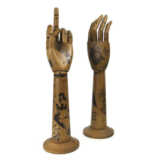 Mains Bad Boy Heaven et avant-bras tatoués articulés en bois
