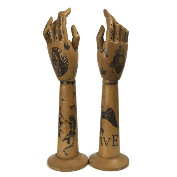 Mains Bad Boy Heaven et avant-bras tatoués articulés en bois