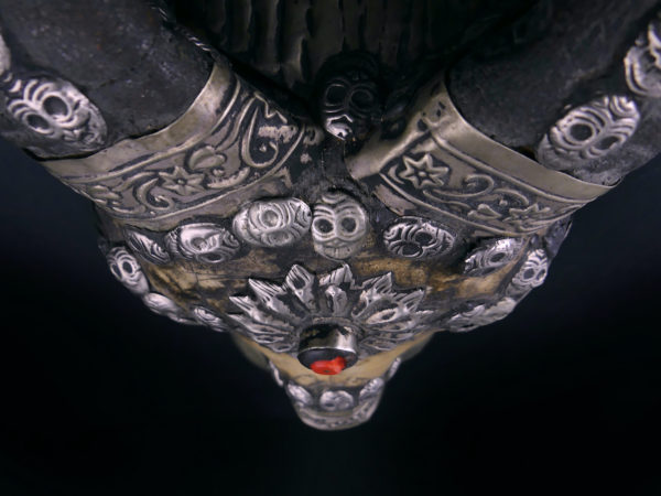 Kapala crâne de bouc tibétain ancien en os et métal argenté Tibet (détail)