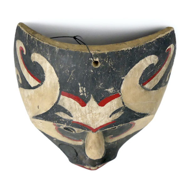 Grand masque Dayak de Bornéo en bois léger polychrome (dessus)