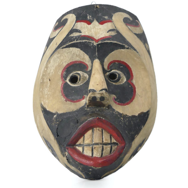 Grand masque Dayak de Bornéo en bois léger polychrome (face)