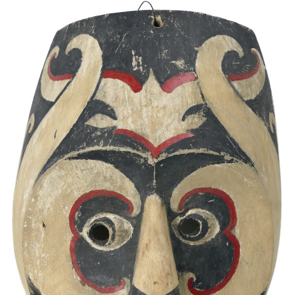 Grand masque Dayak de Bornéo en bois léger polychrome (détail)